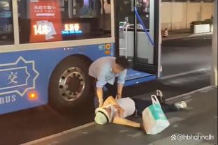 贾德松躺在开往青岛的大巴车过道，通过便携仪器快速缓解疲劳